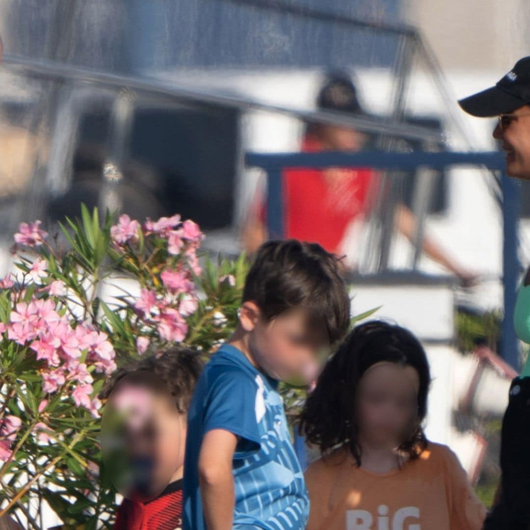 Andrés Iniesta reflexiona sobre su futuro de vacaciones junto a su mujer y su mini 'tropa' en Ibiza