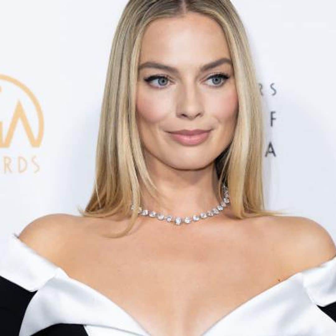 Margot Robbie brilla en los Producers Guild Awards 2024 con mini vestido negro y collar de diamantes