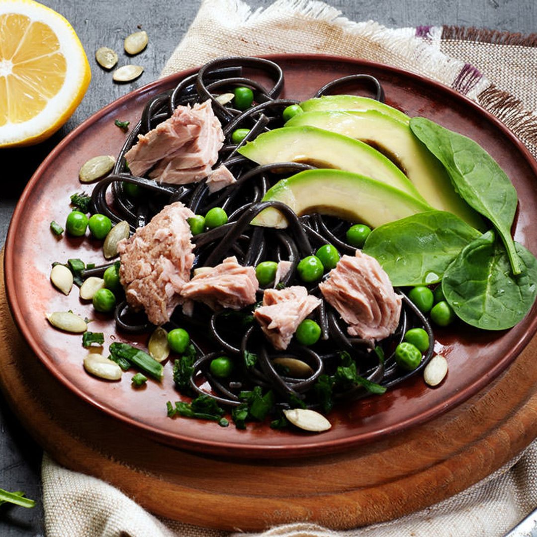 Ensalada de pasta negra con espinacas, aguacate y pipas de girasol