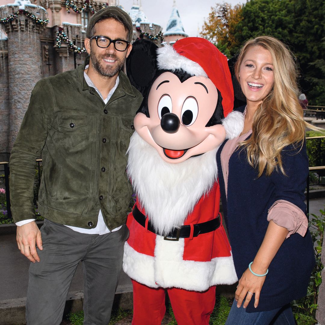 Ryan Reynolds y Blake Lively en el parque tematico DisneyLand 