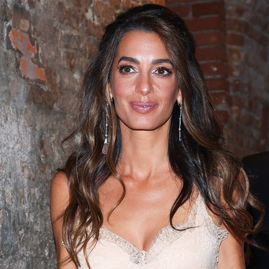 Piel bronceada y mechas rubias: analizamos el cambio de Amal Clooney