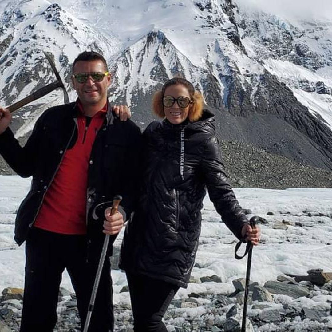 ¡De corazón aventurero! ‘Jacky’ Bracamontes explora un glaciar con su esposo