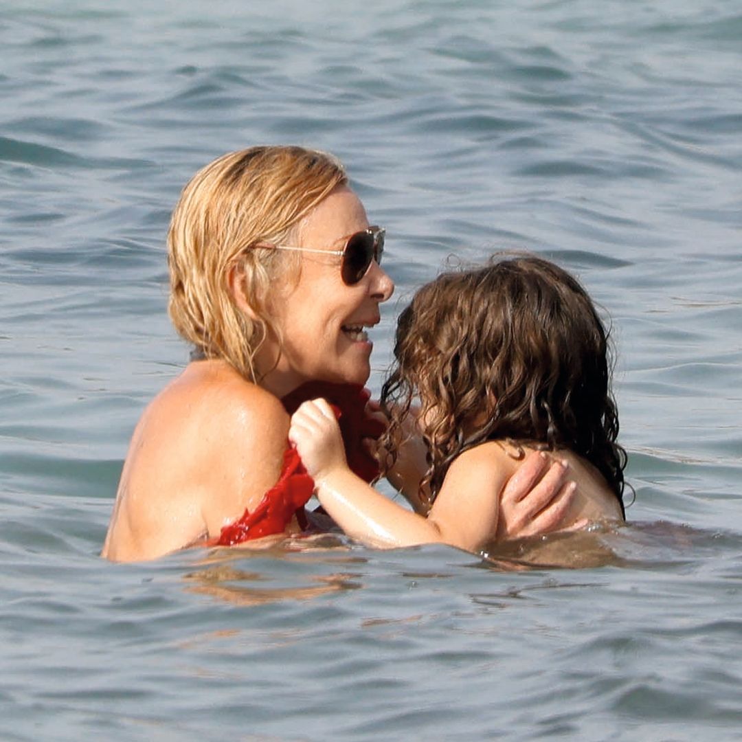 Ana Obregón y Anita bañándose en el mar