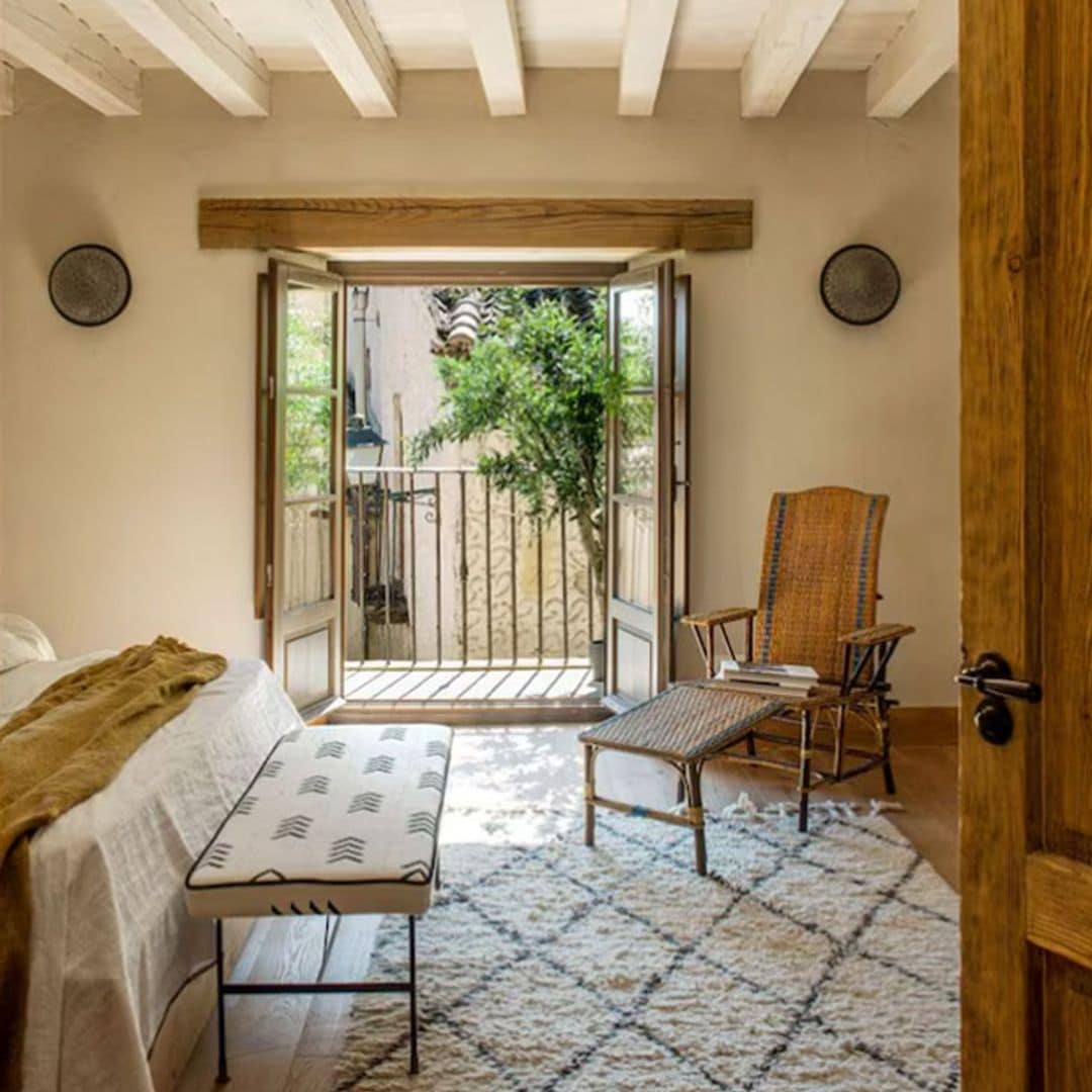 Belén Ferrándiz renueva el estilo rústico tradicional en la rehabilitación de esta casa de 300 m² en Pedraza