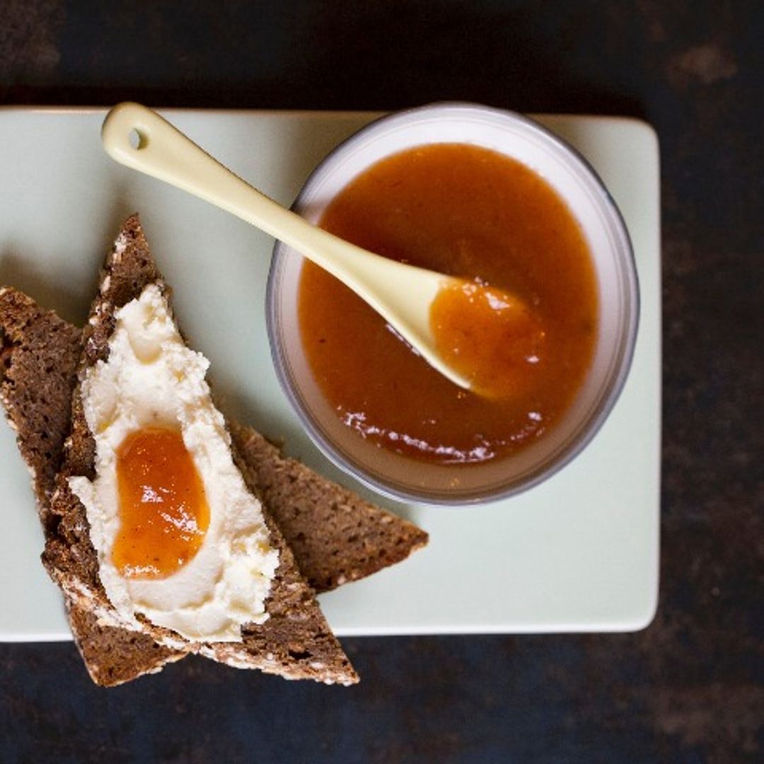 Tostadas con queso crema y mermelada de nísperos