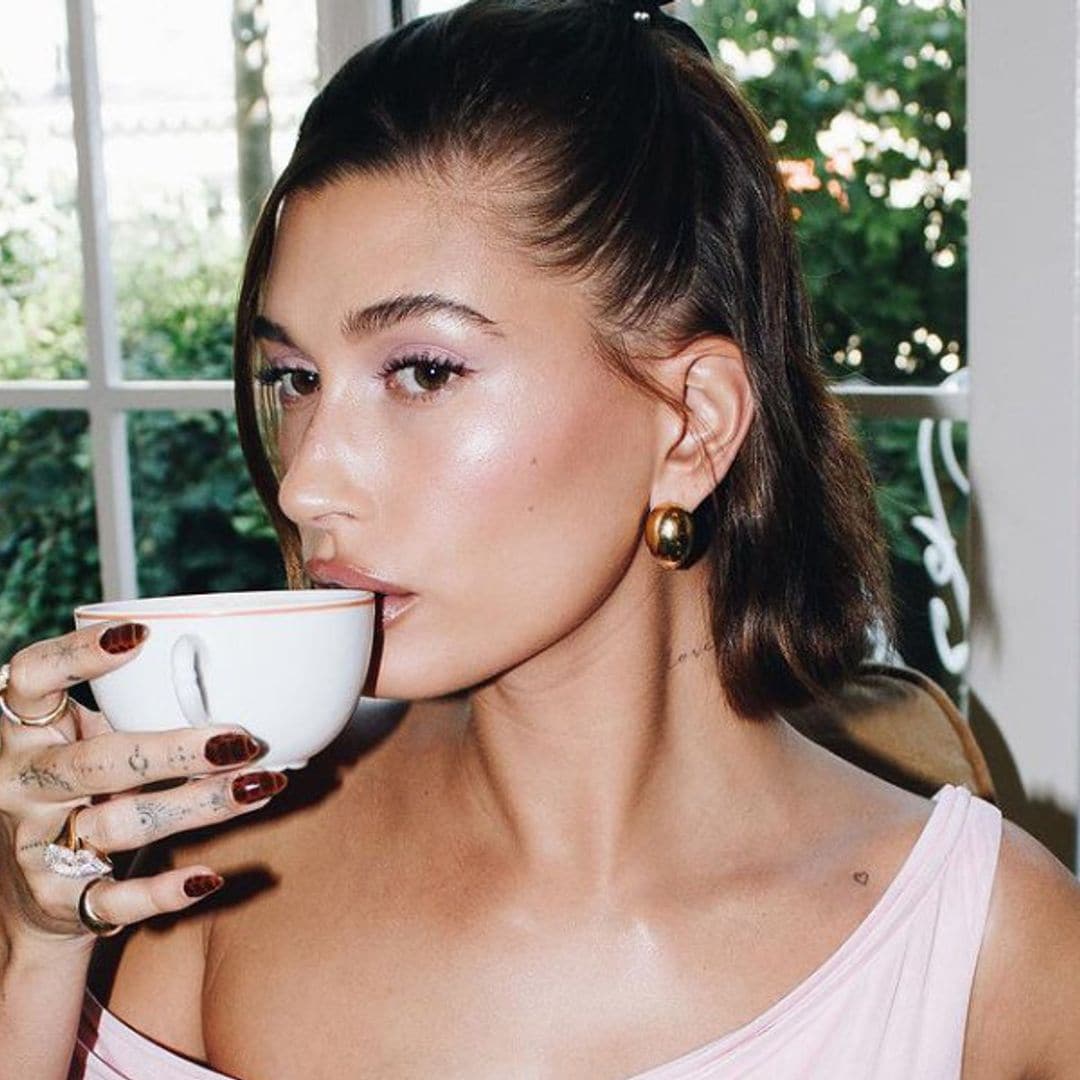 Hailey Bieber hace viral su maquillaje fácil de fiesta inspirado en un cuento de hadas
