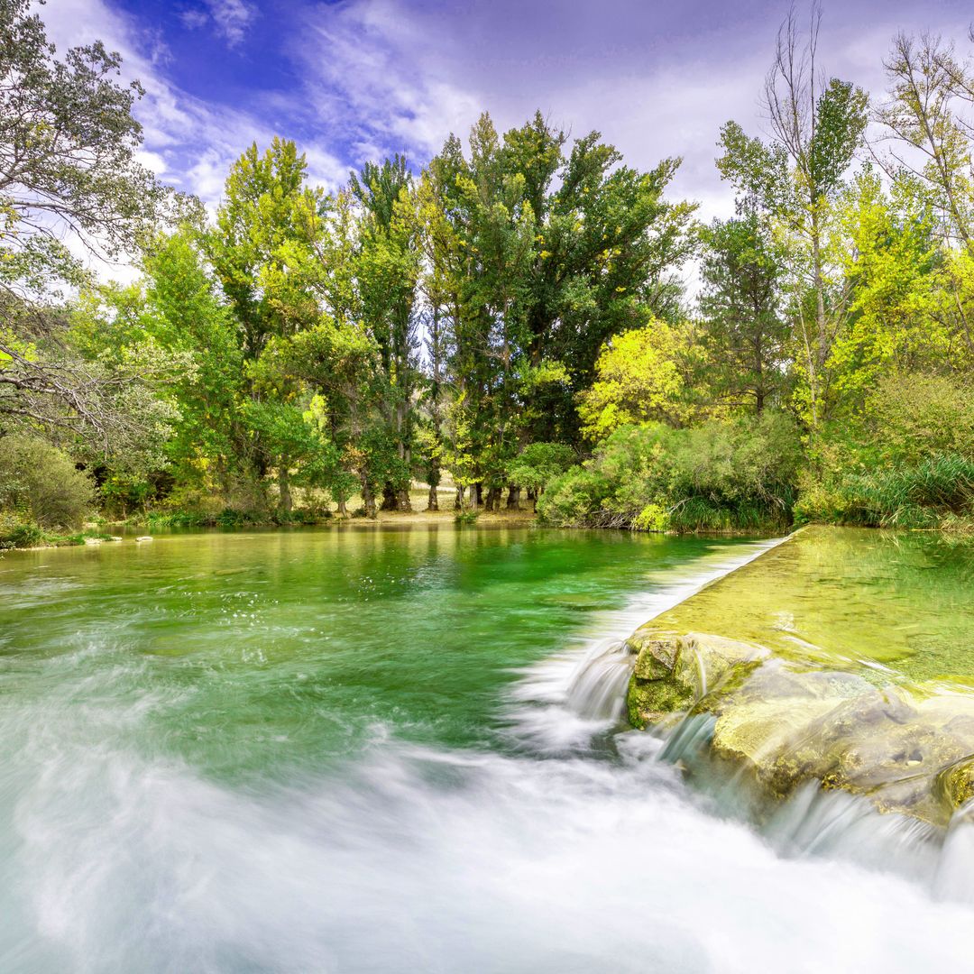 Las mejores piscinas naturales en Guadalajara: aguas cristalinas, toboganes de piedra y pozas bajo cascadas