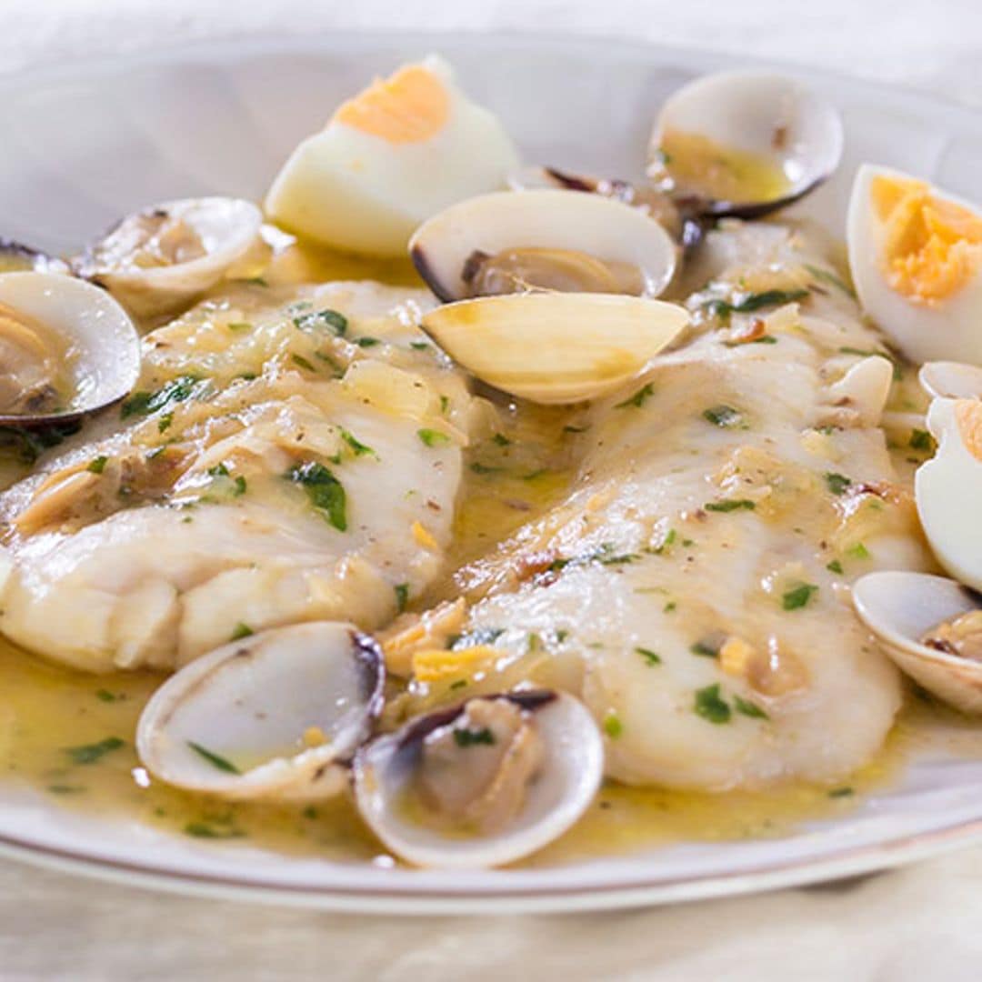 Merluza a la sidra con almejas y huevo duro