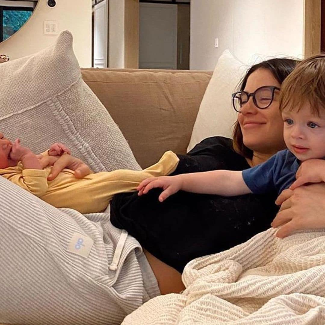 Sarah Kohan y Chicharito tienen al mejor ayudante en casa, su hijo Noah