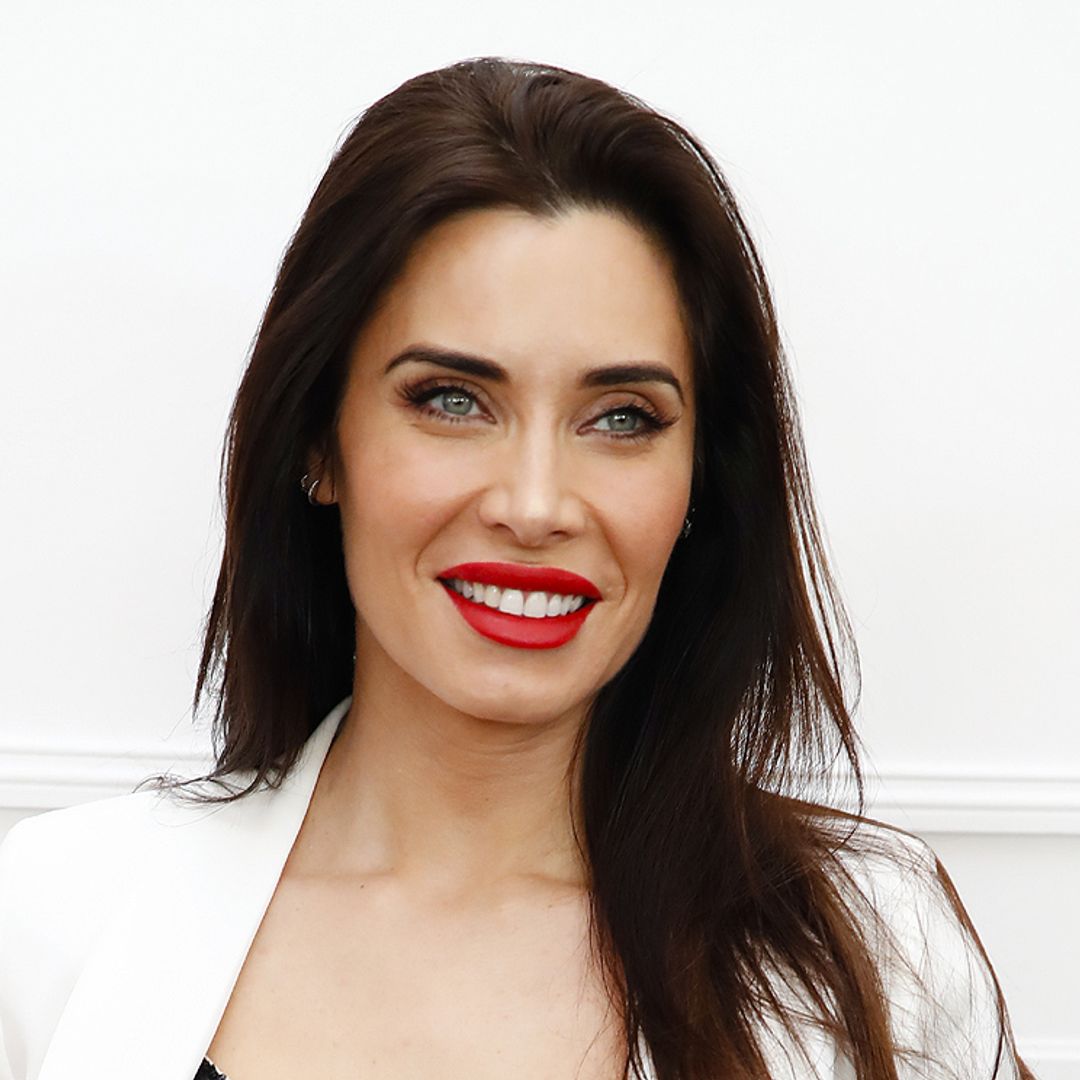 Pilar Rubio deslumbra como invitada semanas antes de su boda, ¿habrá tomado nota?