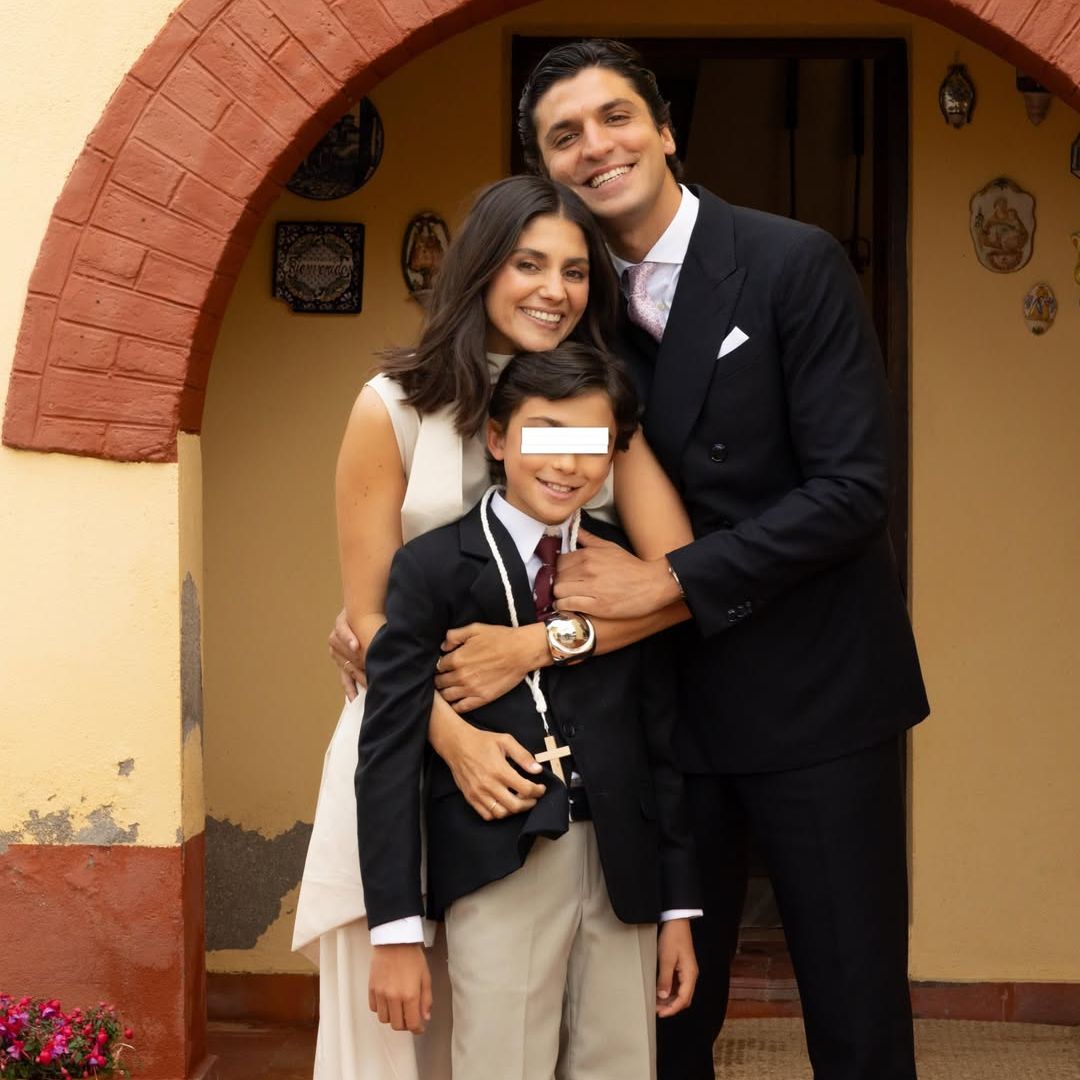 Las fotos de la comunión del hijo de María García de Jaime y Tomás Páramo: lágrimas, lluvia y una fiesta viral