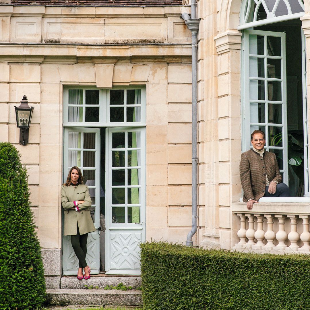 La baronesa y el interiorista estadounidense posan a las puertas de una de las estancias del castillo