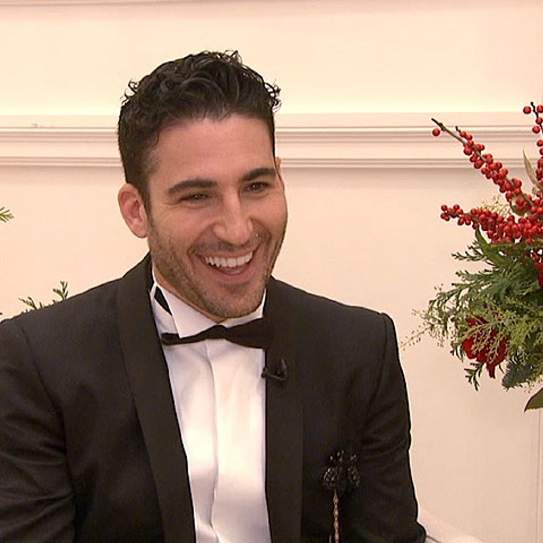 En ¡HOLA!: Muy bien acompañado y con un peculiar atuendo... Así dará la bienvenida al 2018 Miguel Ángel Silvestre