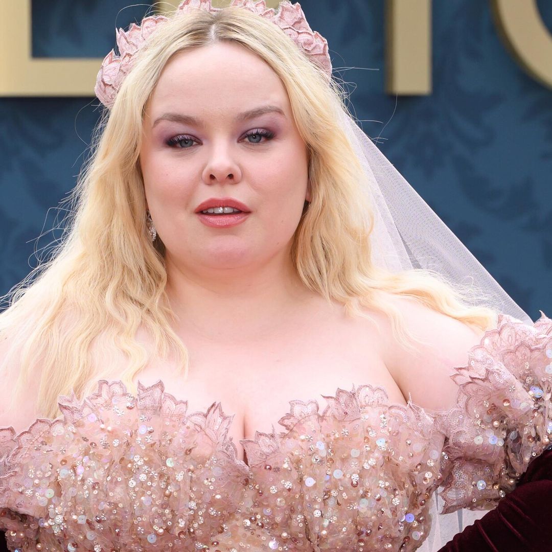 Nicola Coughlan vestida de novia y el elenco de ‘Bridgerton’ con los mejores ‘looks’ para un evento en Londres