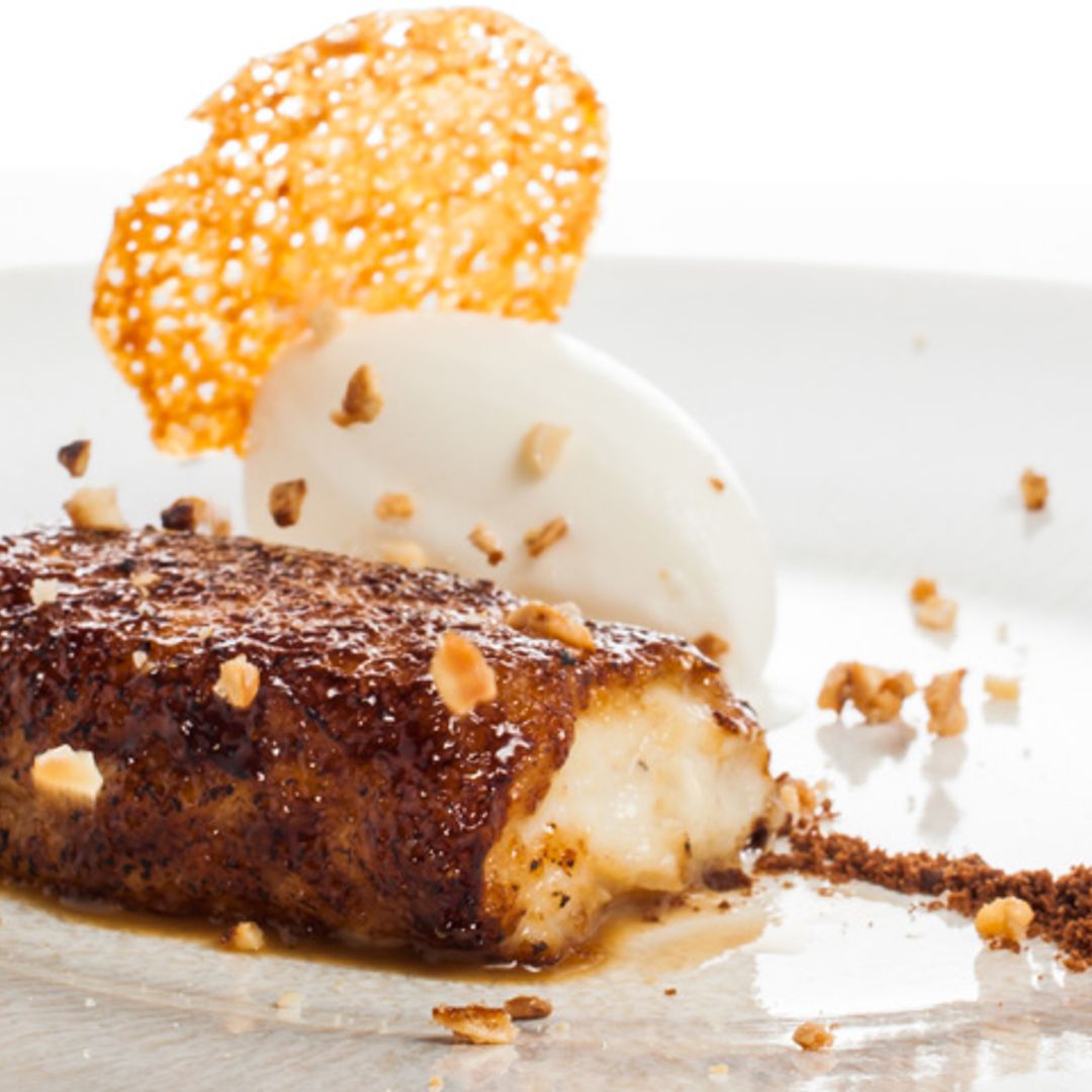 Torrijas con 'crumble' de almendras y helado de nata