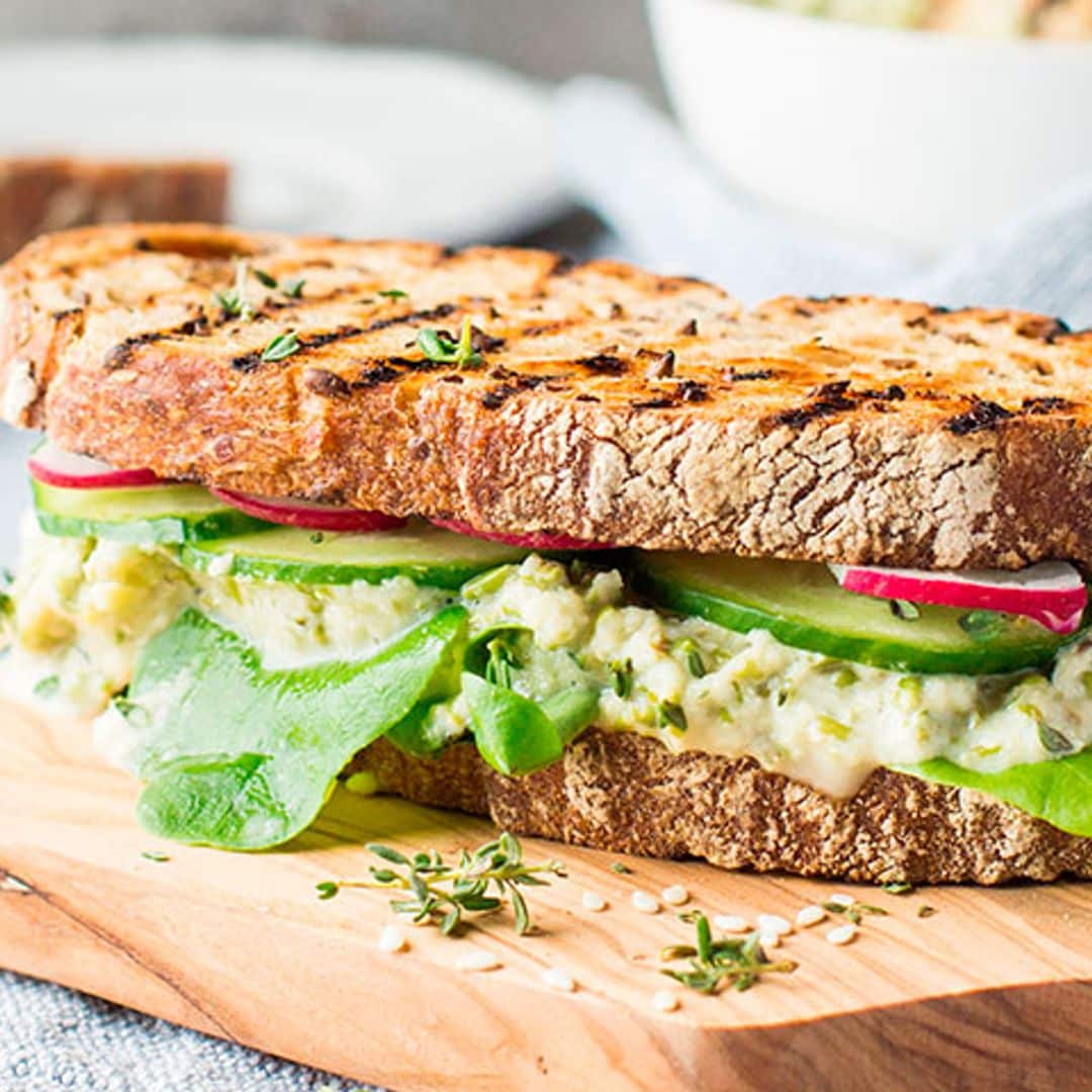 Sándwich de hummus de pepino