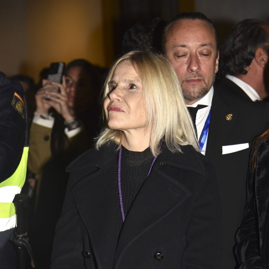 Eugenia Martínez de Irujo se emociona al dar la levantá del Cristo de los Gitanos en honor a su madre