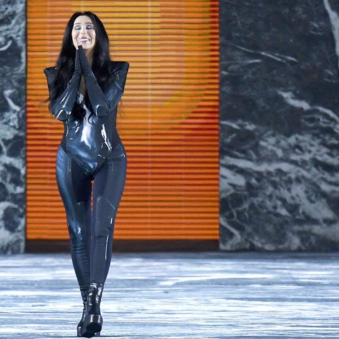 El desfile viral '2 en 1' de Balmain donde Cher fue la gran estrella sobre la pasarela