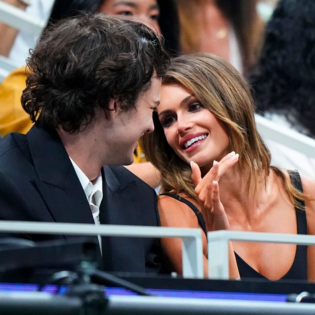 Kaia Gerber y Homer Gere muestran su complicidad fuera del rodaje 30 años después del divorcio de sus padres, Cindy Crawford y Richard Gere