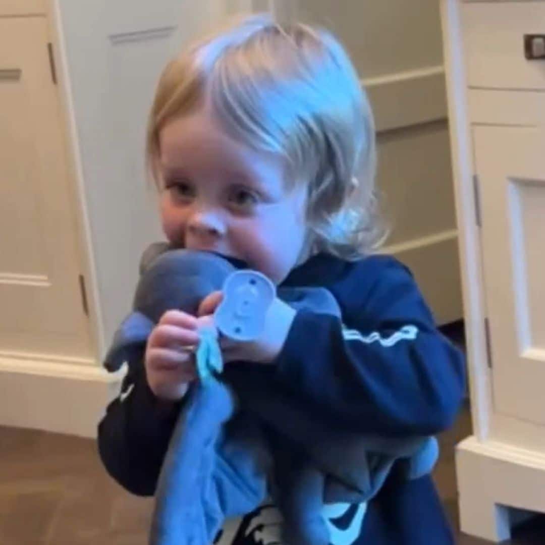 Hijo de Kelly Osbourne rinde homenaje a su abuelo Ozzy con un murciélago de peluche