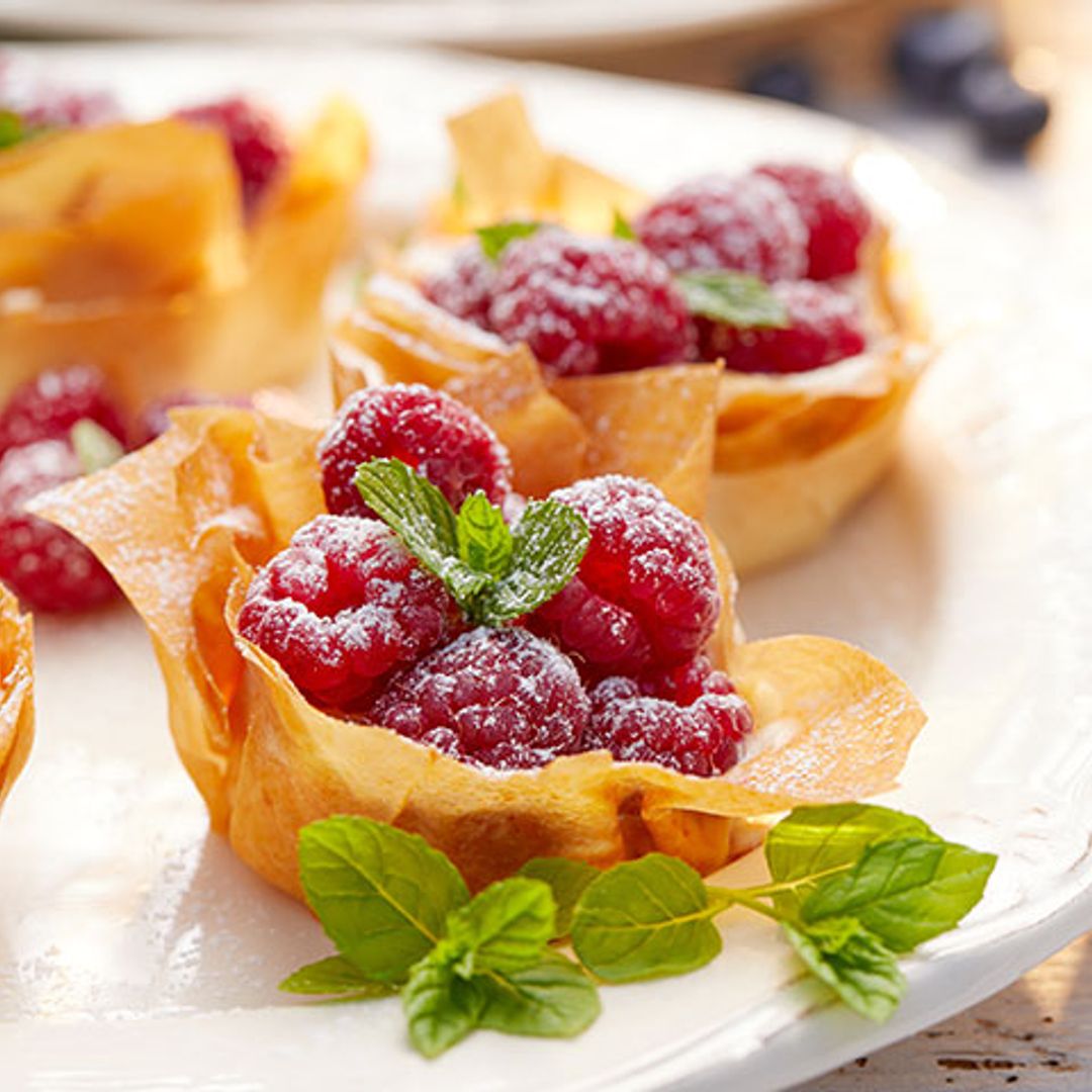 Bocaditos de pasta filo con mascarpone y frambuesas