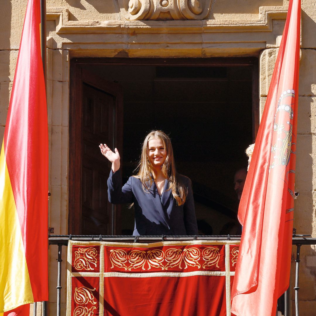 VIANA (NAVARRA), 26/09/2025.- La princesa Leonor saluda al pÃºblico desde el balcÃ³n del ayuntamiento de Viana en el primer viaje oficial de la heredera de la Corona a la Comunidad Foral y con el que quiere subrayar su vÃ­nculo a travÃ©s del tÃ­tulo que ostenta de princesa de Viana, que fue creado hace 602 aÃ±os. EFE/ JesÃºs Diges
