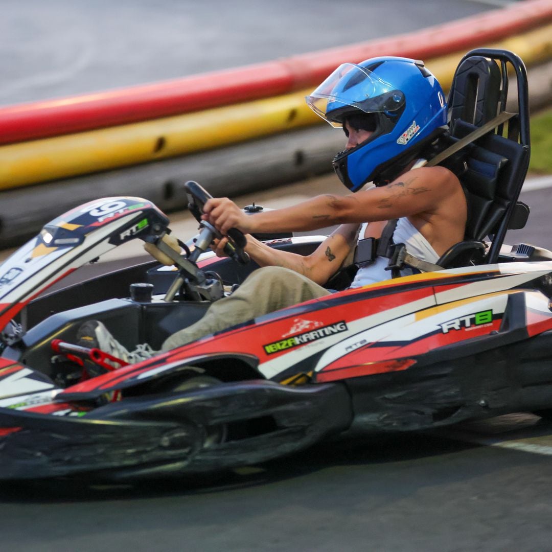 La cantante Aitana y Plex se divierten en un circuito de karts en Ibiza con un grupo de amigos. 29 de junio de 2025