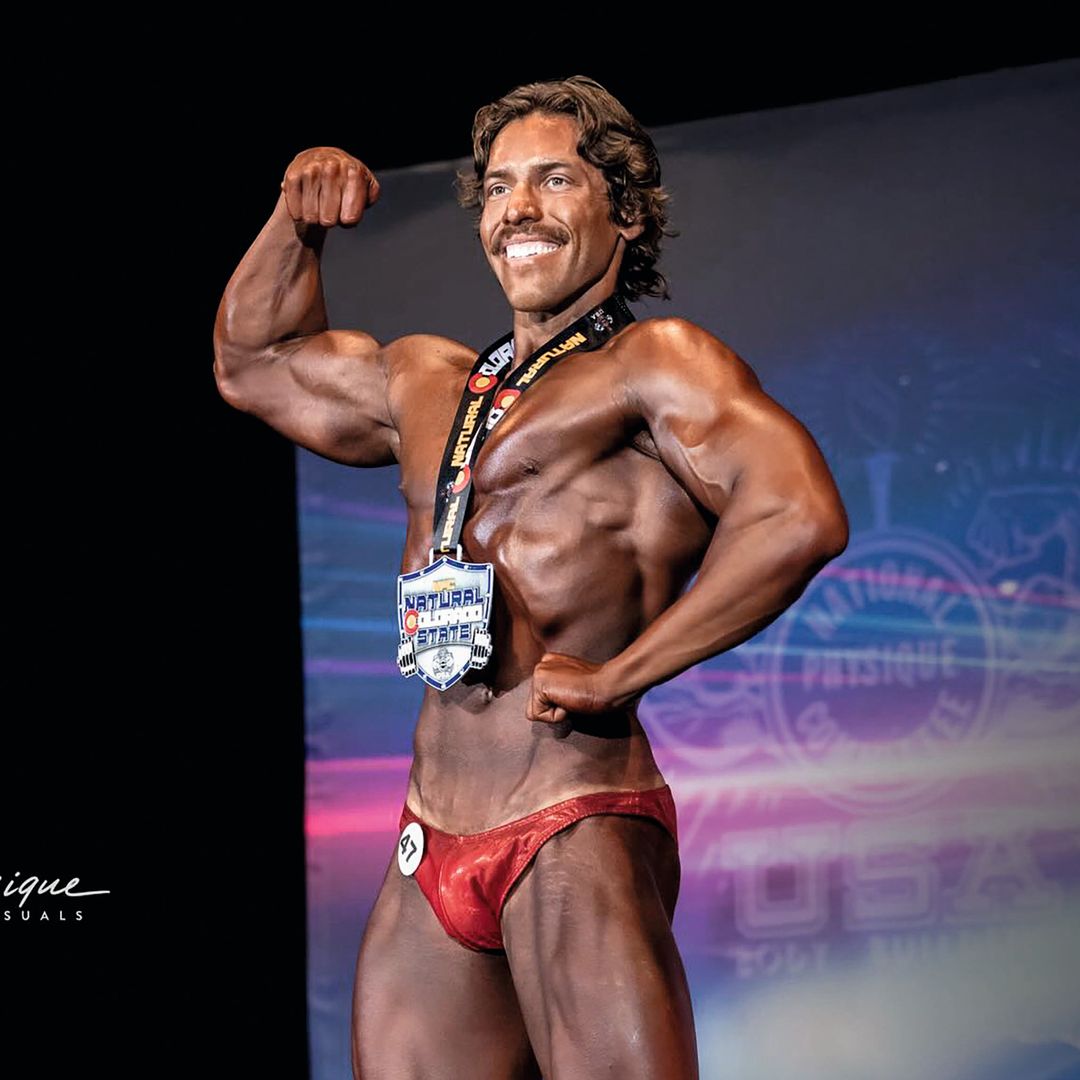 Joseph Baena, hijo de Arnold Schwarzenegger, deja a todos sin palabras con la foto de su impactante transformación: bañado en bronceador y siguiendo los pasos de su padre