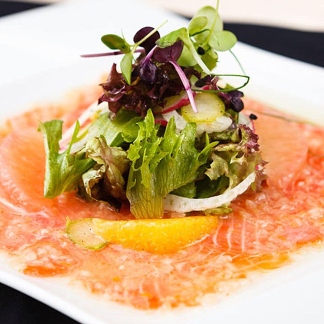 Ensalada con cítricos y 'carpaccio' de trucha ahumada