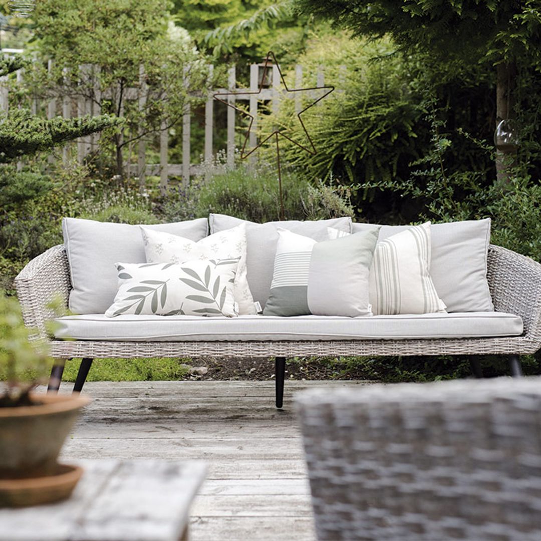 Ideas para guardar tus complementos y muebles de jardín