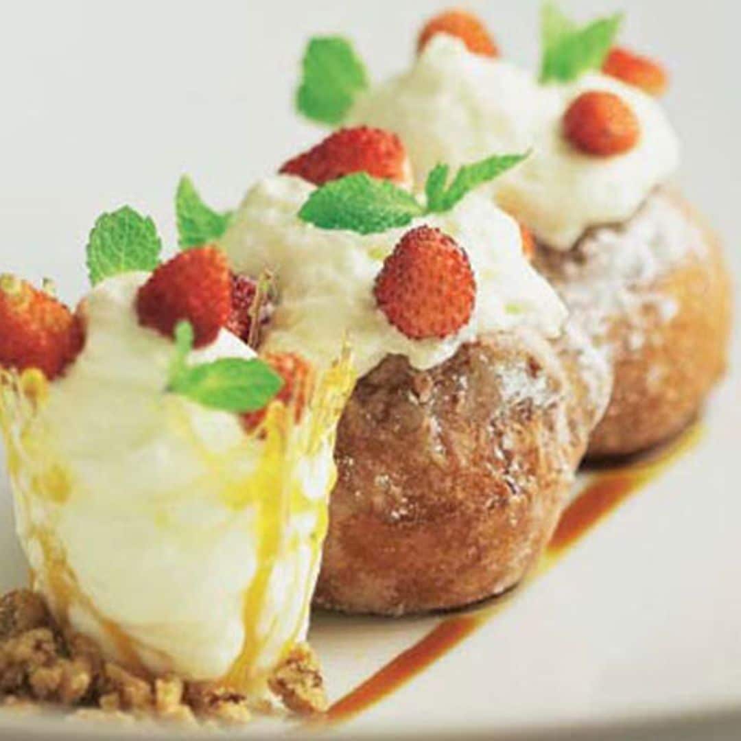 Buñuelos, fresas del bosque, miel de caña y espuma de yogur