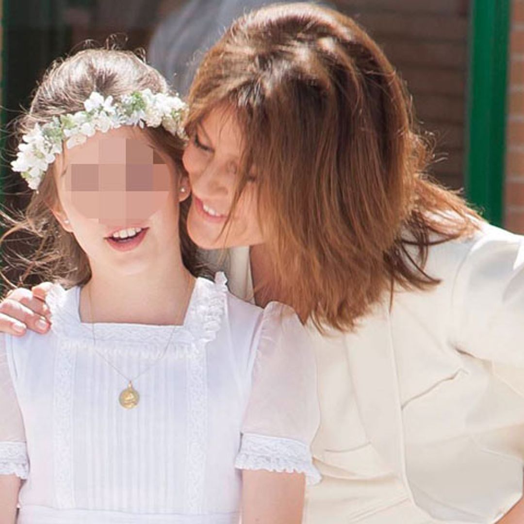 Nuria González, una madre orgullosa en la comunión de su hija Alma