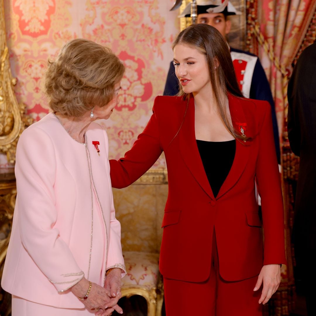 El gesto de cariño de la princesa Leonor y la infanta Sofía con su abuela al acabar la ceremonia del Toisón de Oro