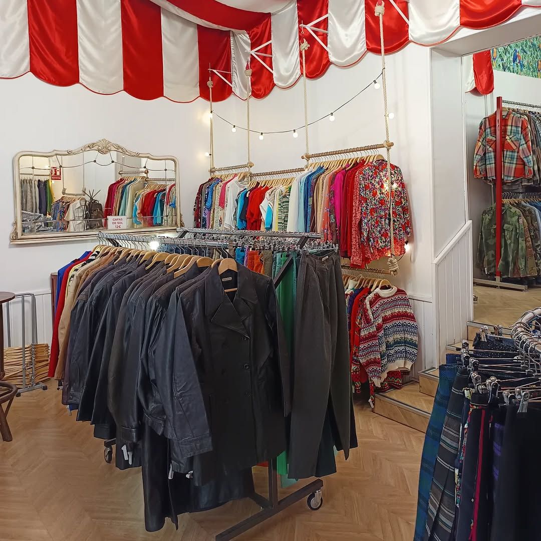 Tienda ropa vintage Malasaña Madrid La Mona Checa