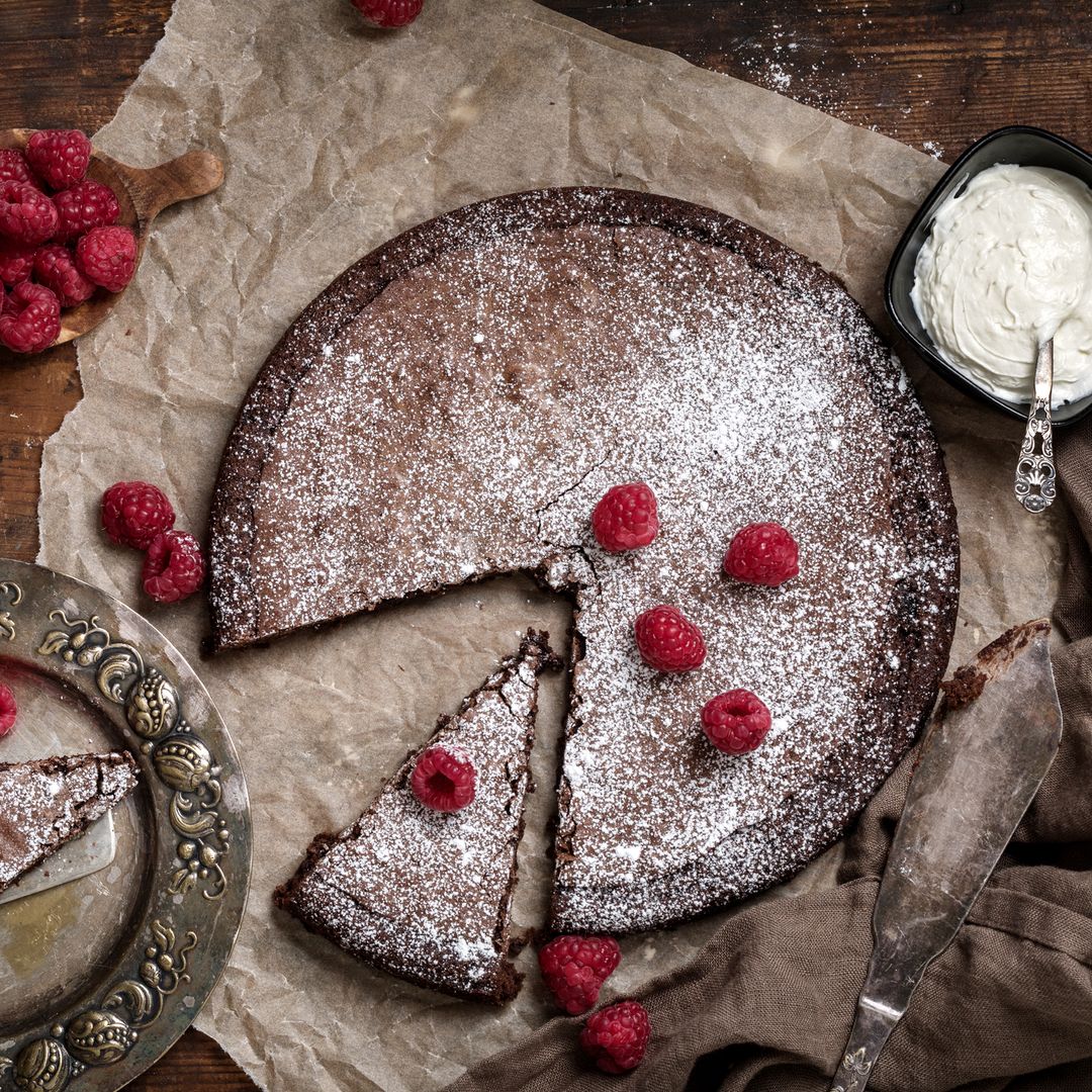 La tarta de chocolate que adoran los suecos y parece un brownie: crujiente por fuera y melosa por dentro
