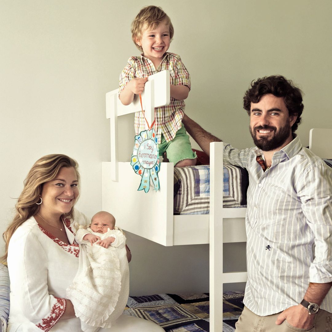 Caritina con Antonio Matos, presentándonos a su hija, "Mini Cari", nacida en mayo de 2013, en un posado en el que también aparece su hijo, Pedrito, que vino al mundo marzo de 2010