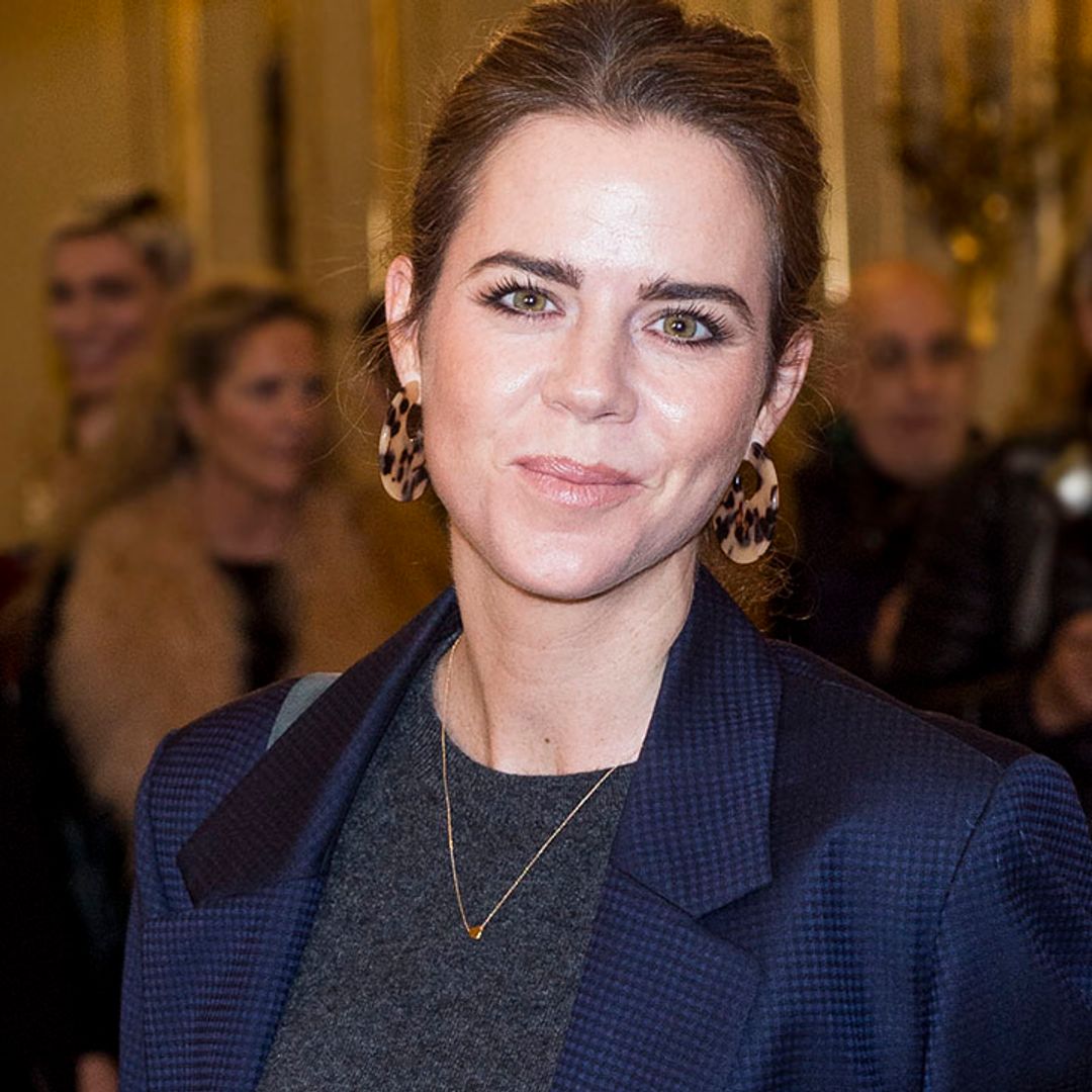 La falda satinada de Amelia Bono se alza como la prenda estrella de los looks de entretiempo
