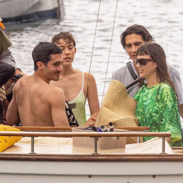 Úrsula Corberó con Chino Darín, Greta Fernández
y Enzo Vogrincic en Ibiza