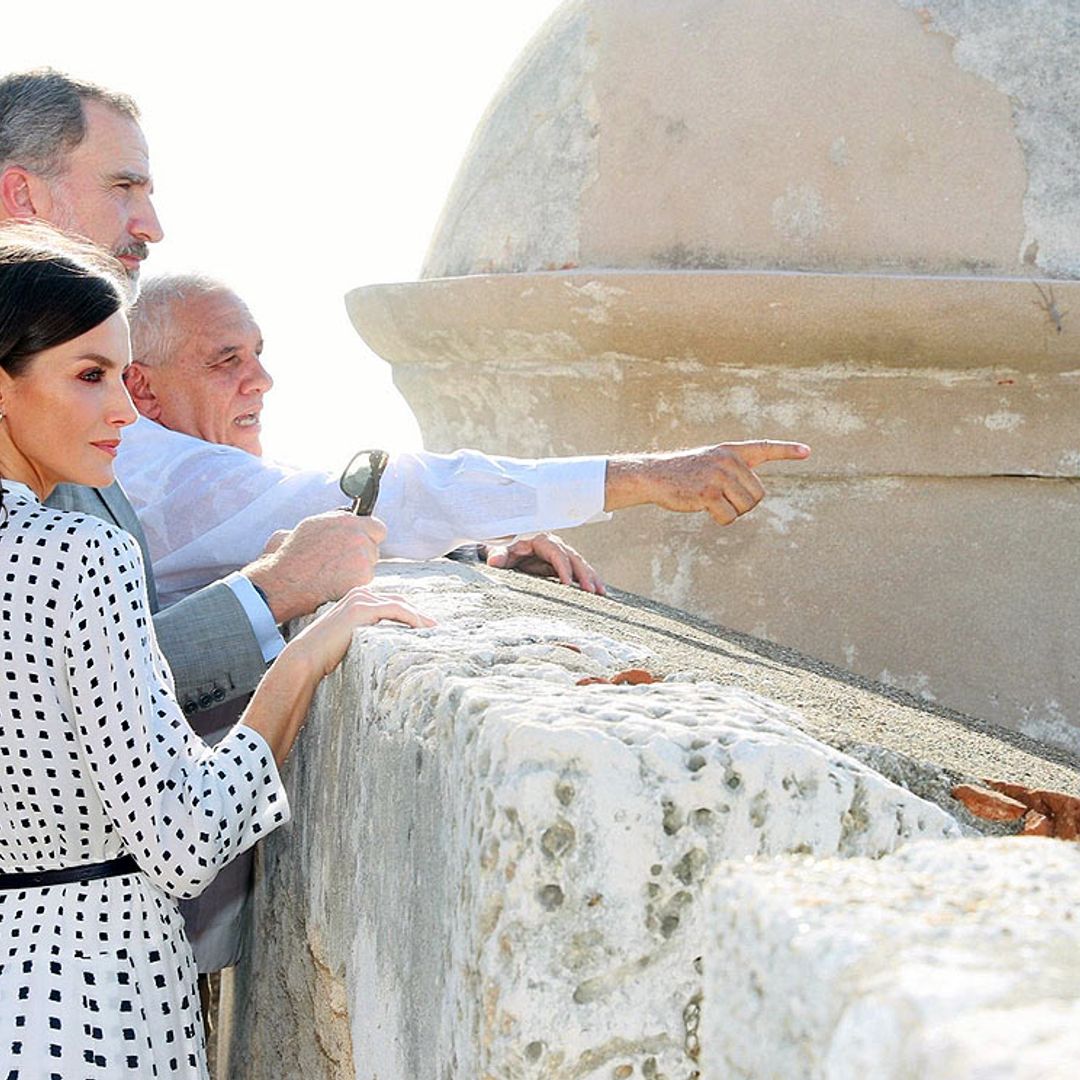 Don Felipe y doña Letizia rinden homenaje a los soldados españoles en Santiago de Cuba
