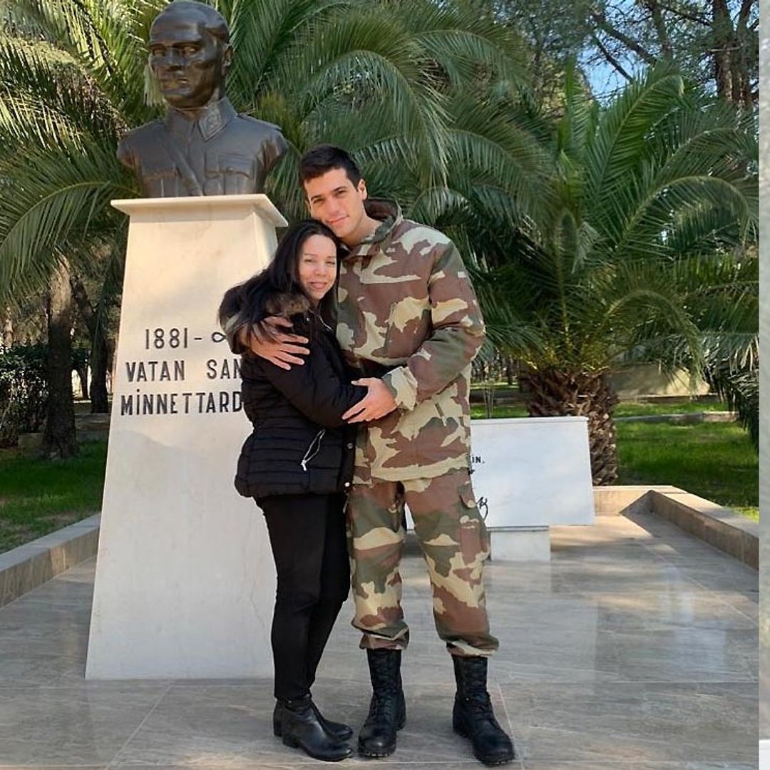 Can Yaman reaparece en una foto con su madre y arrasa de nuevo