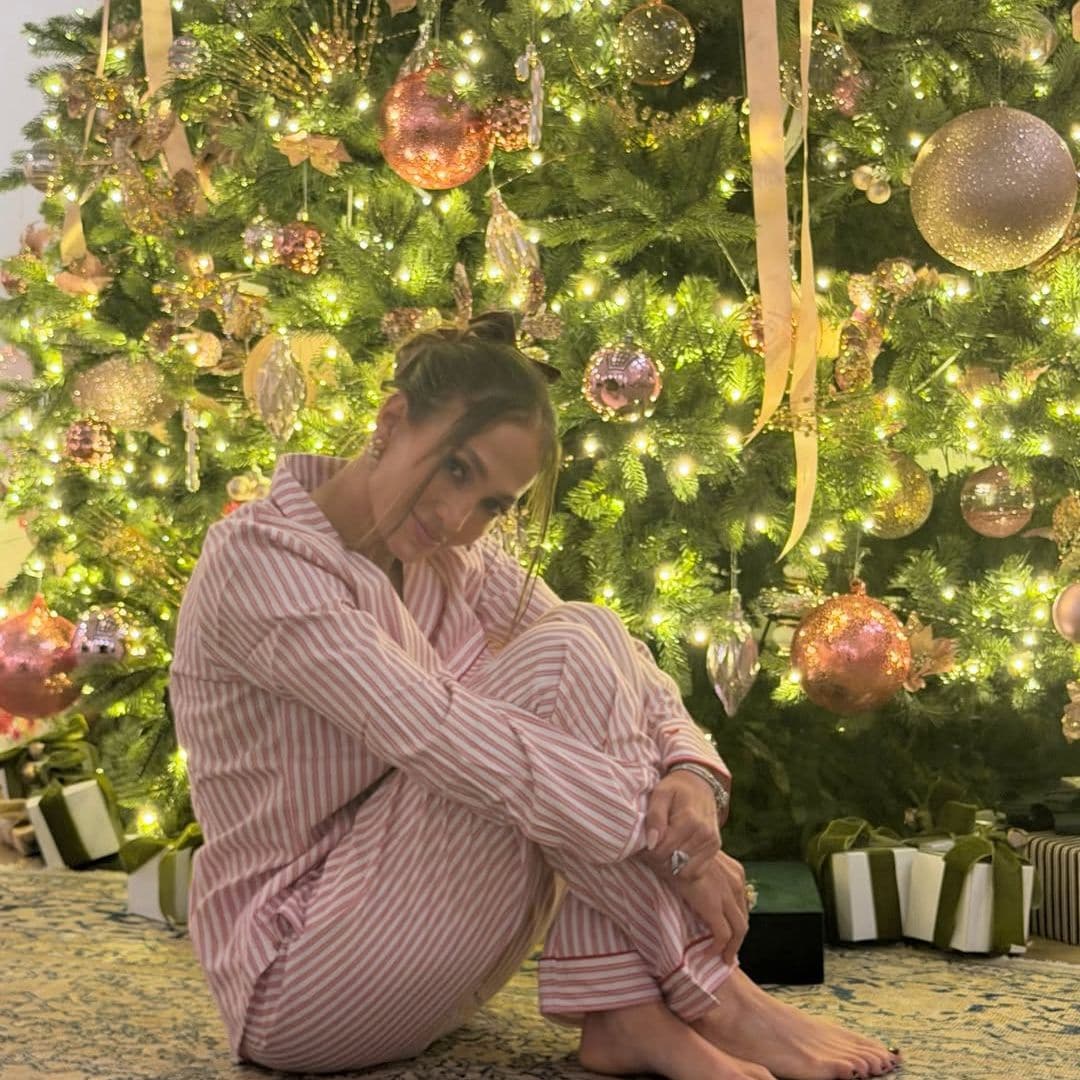 Ni lentejuelas ni vestidos de gala: El sorprendente (y rosa) 'look' de Jennifer Lopez para su plan más insólito de Nochebuena