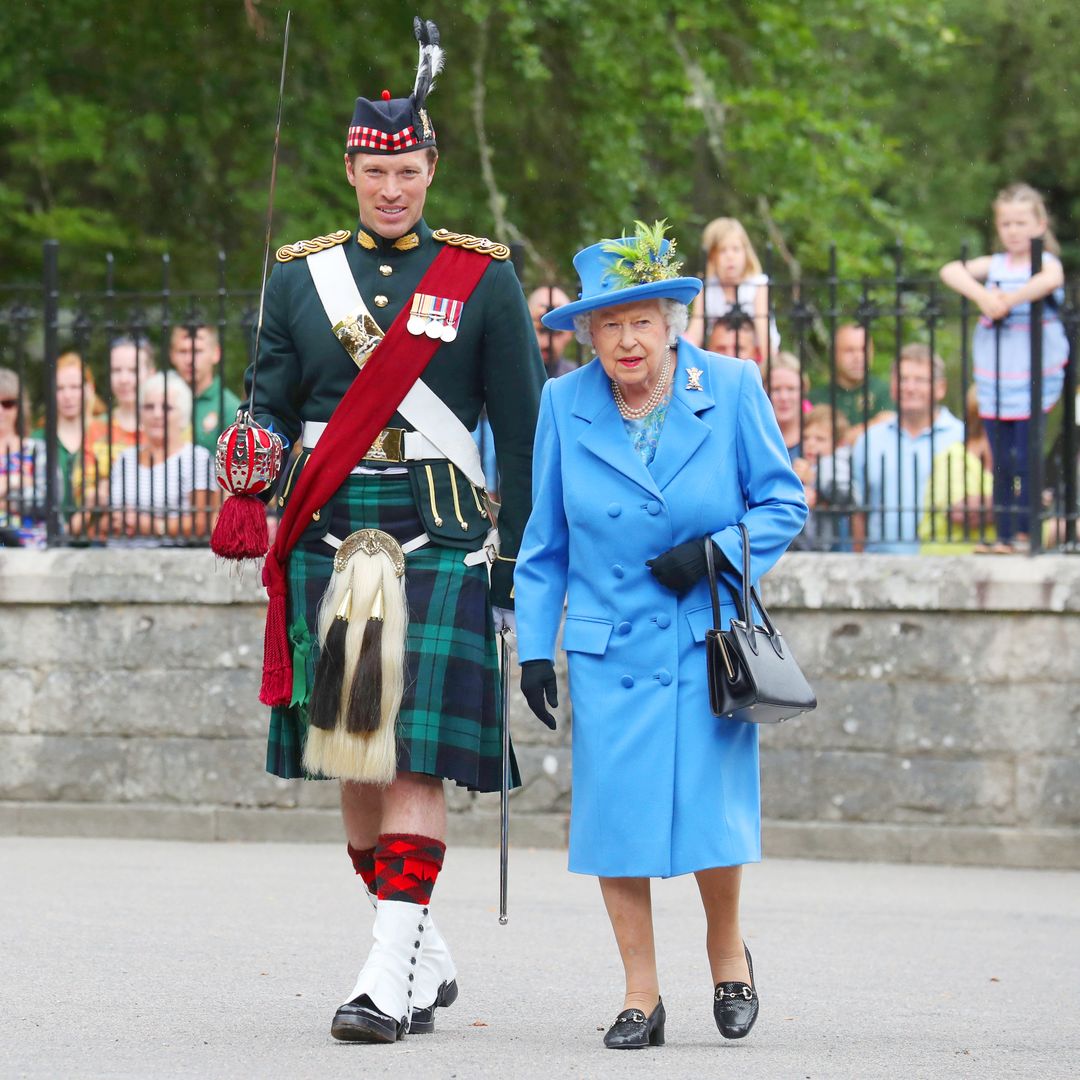 La reina Isabel II, junto al oficial al mando, el mayor Johnny Thompson, inspecciona la Compañía Balaclava del 5º Batallón del Regimiento Real de Escocia en las puertas de Balmoral, en 2018