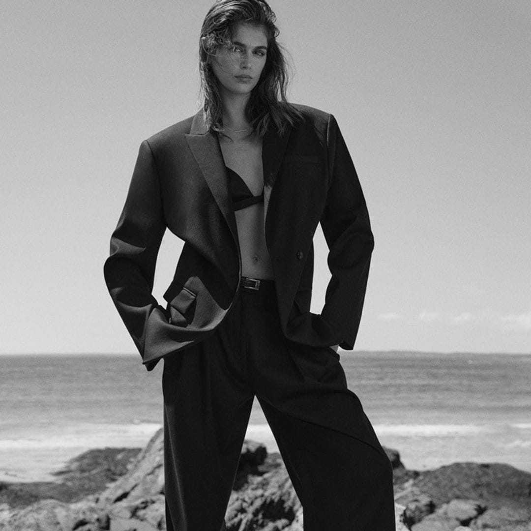 El 'pantalón negro perfecto' y todos los básicos renovados que Kaia Gerber ha diseñado para... ¡Zara!