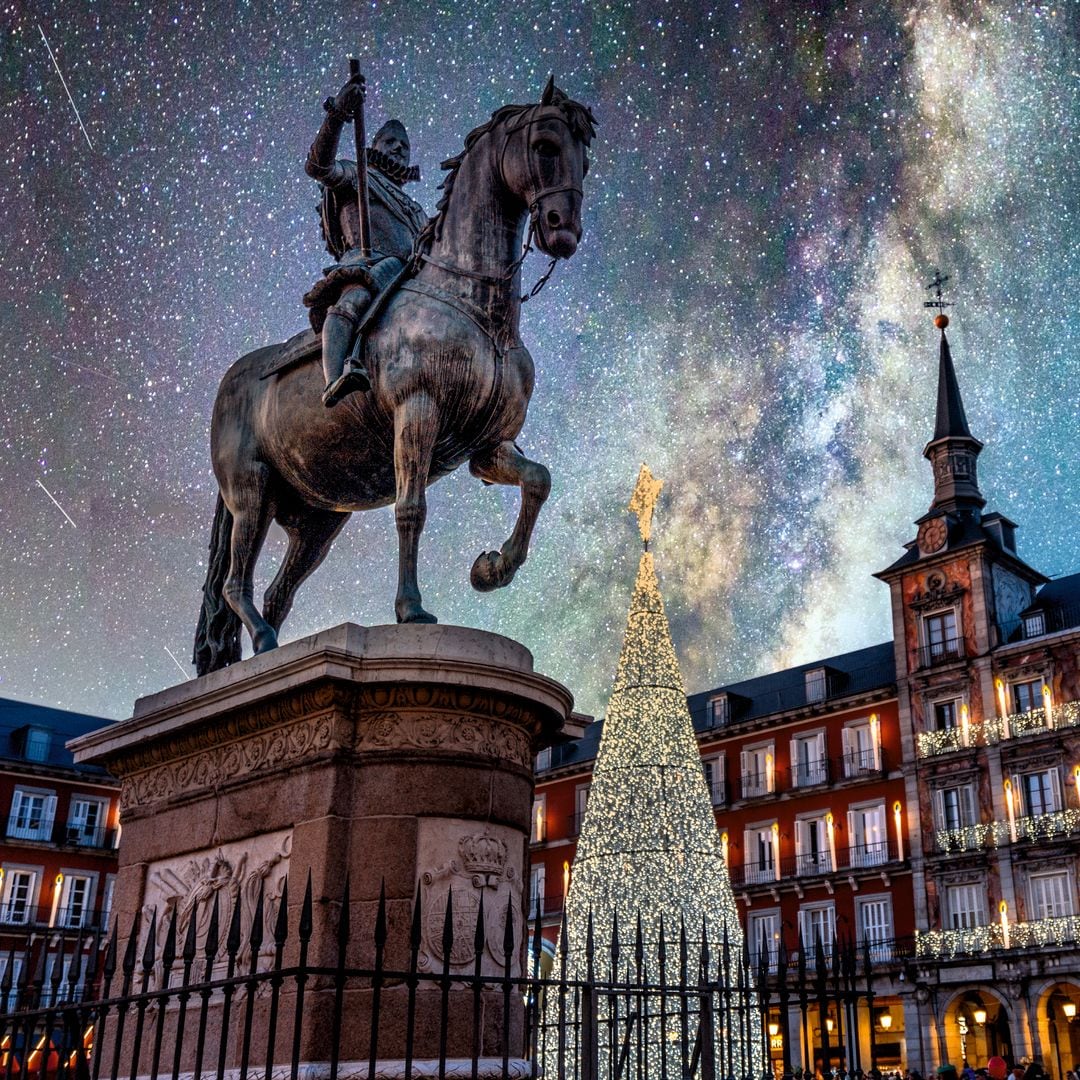 Plaza Mayor de Madrid iluminada por Navidad
