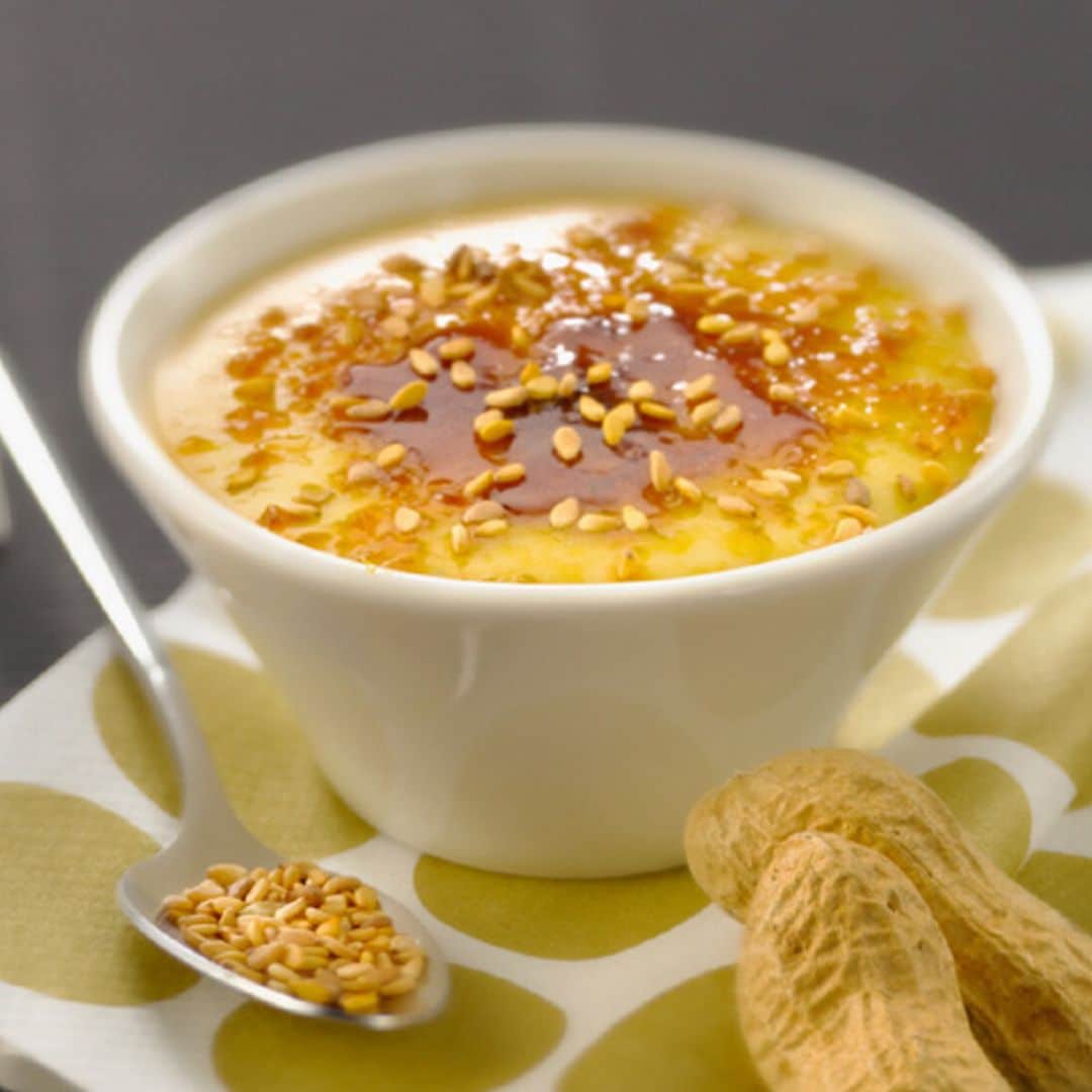 'Crème brûlée' de crema de cacahuete con semillas de sésamo