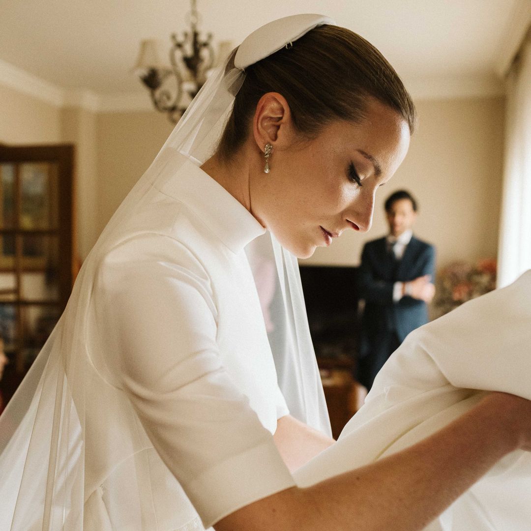 "Un vestido de novia con chaleco desmontable, elegante y diferente": el look de Cira para su boda tras casi 10 años de amor a distancia