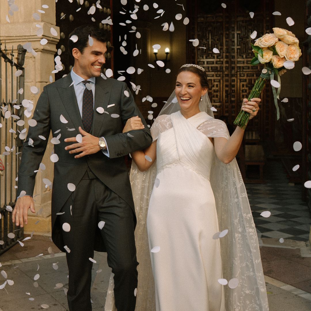 Una capa con flores bordadas y una tiara de su abuela, la elección de Blanca para su boda en Jerez