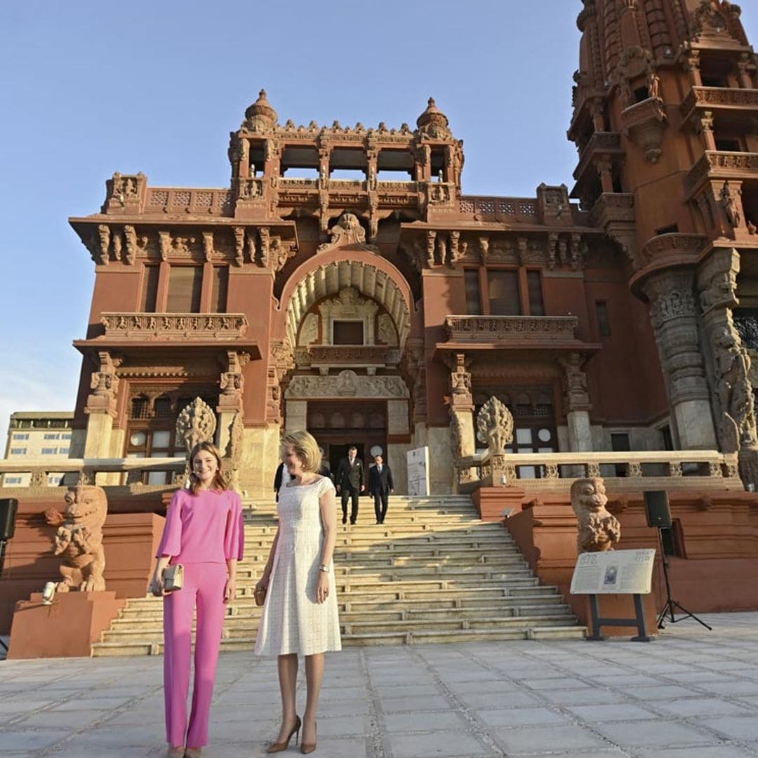 La reina Matilde y Elisabeth de los belgas inician un viaje a Egipto con mucha historia familiar