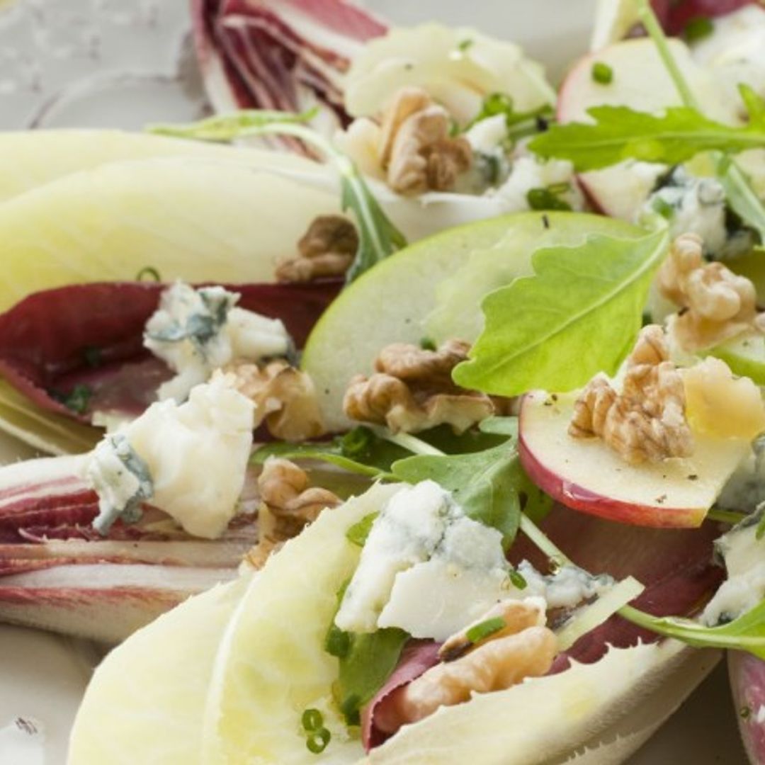 Ensalada de endibias con manzana, nueces y queso azul