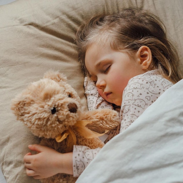 ni a durmiendo con osito de peluche